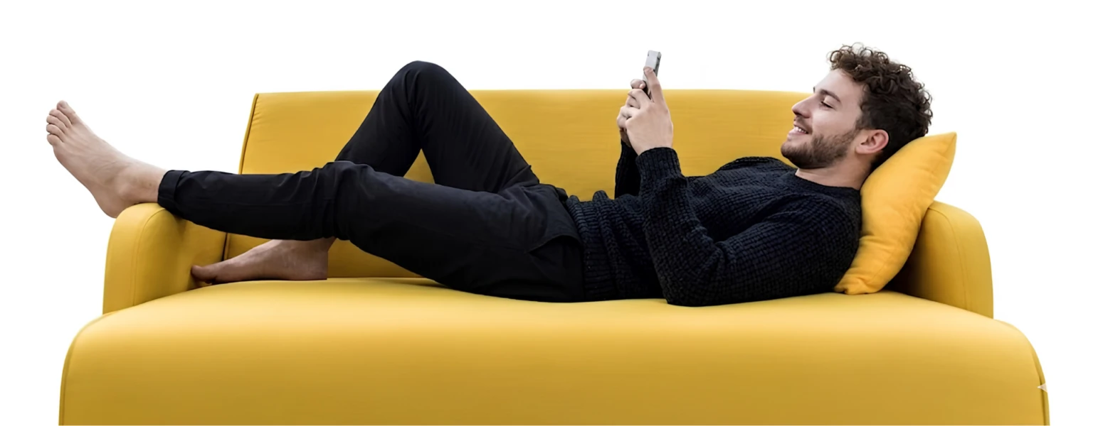 Imagem original da Panzatech: pessoa usando o celular no sofá amarelo